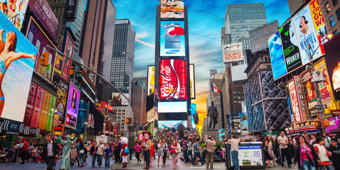 Nova York é uma das cidades mais visitadas pelos brasileiros no exterior e certamente uma das mais espetaculares do mundo. São tantas coisas diferentes para ver e fazer na cidade, que é mais do que natural que um marinheiro de primeira viagem fique em dúvida por onde começar sua programação.  Por isso, selecionamos alguns lugares incríveis que você deve conhecer quando for para NY. Confira!
